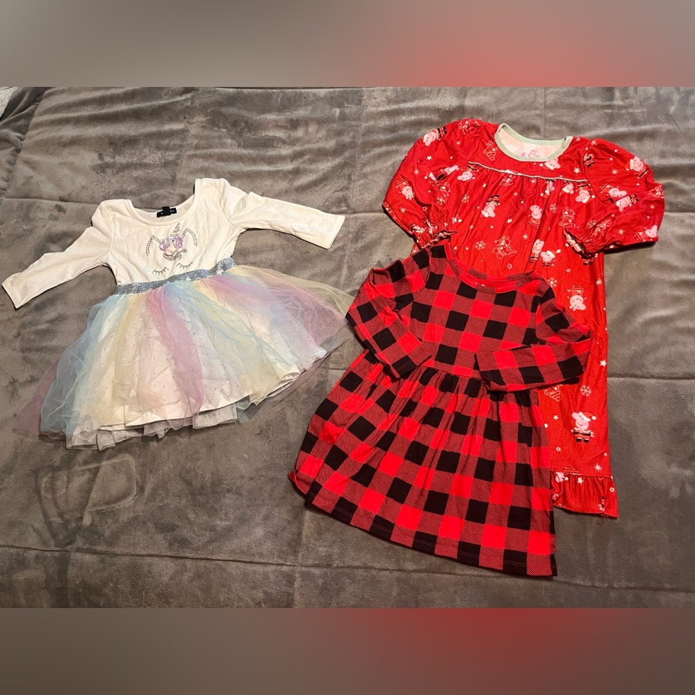 2 dresses and Peppa pig nightgown size 3T